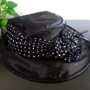 Ladies Giovannio NWT Black & White Hat